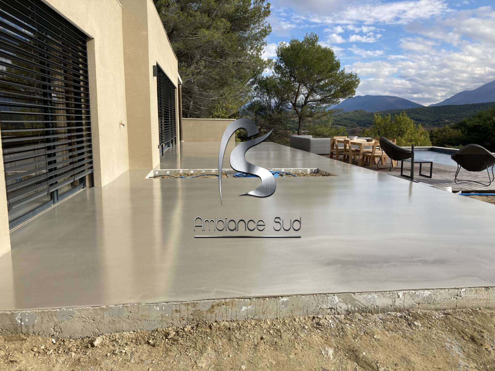 Pose de béton ciré sur terrasse près de Saint Tropez Var 83