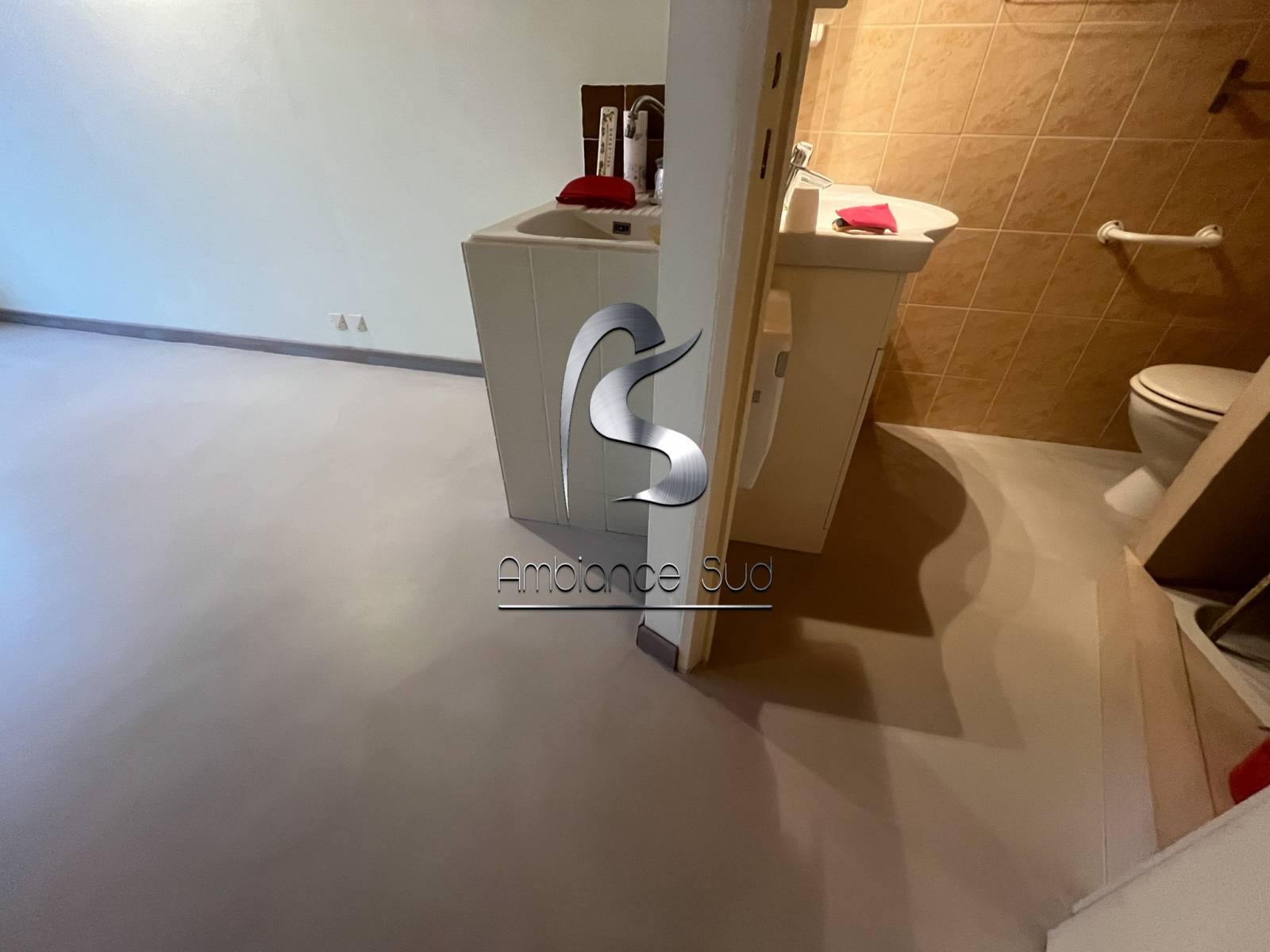 Sol de la salle de bain et cuisine en résine effet béton ciré