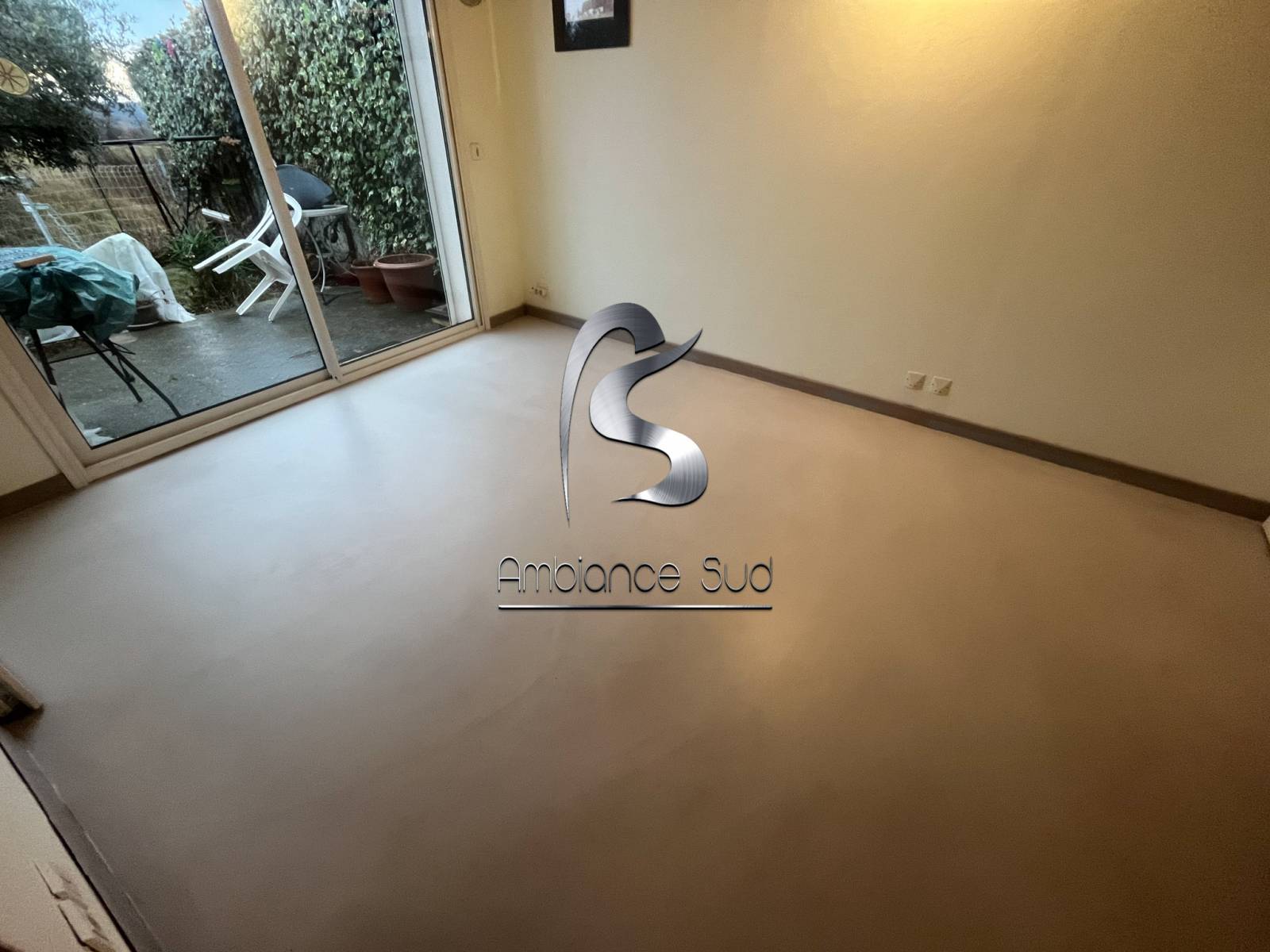 Rénovation du sol d'un studio en résine effet béton ciré