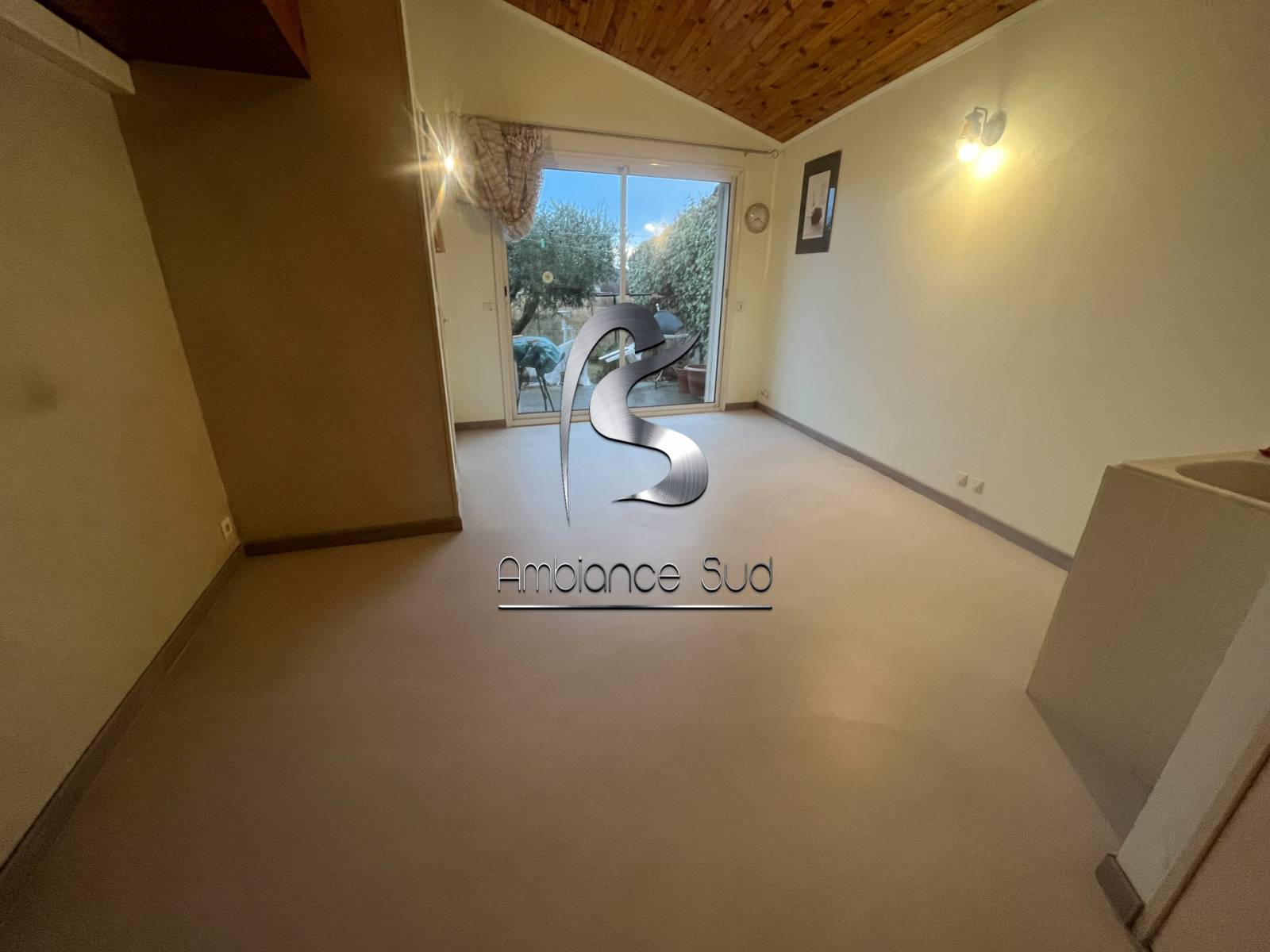 Rénovation d’un sol en résine effet béton ciré à Manosque dans les Alpes-de-Haute-Provence