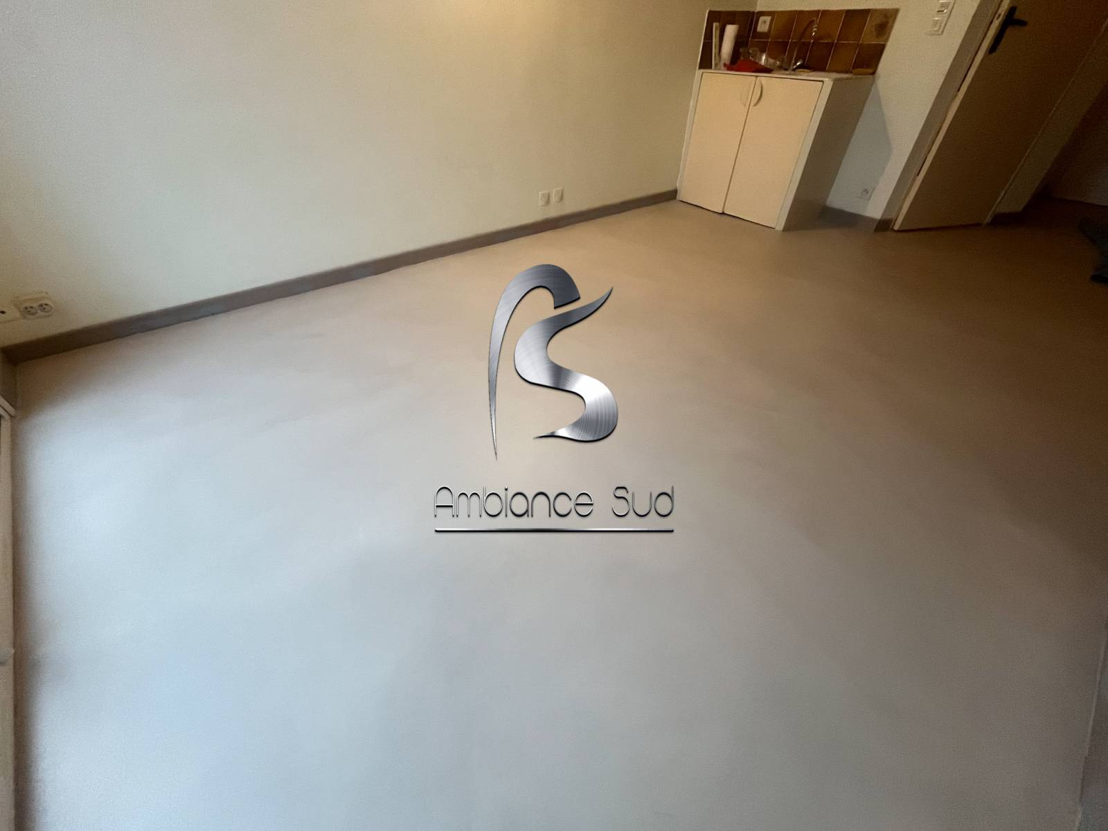 Sol du salon en résine effet béton ciré