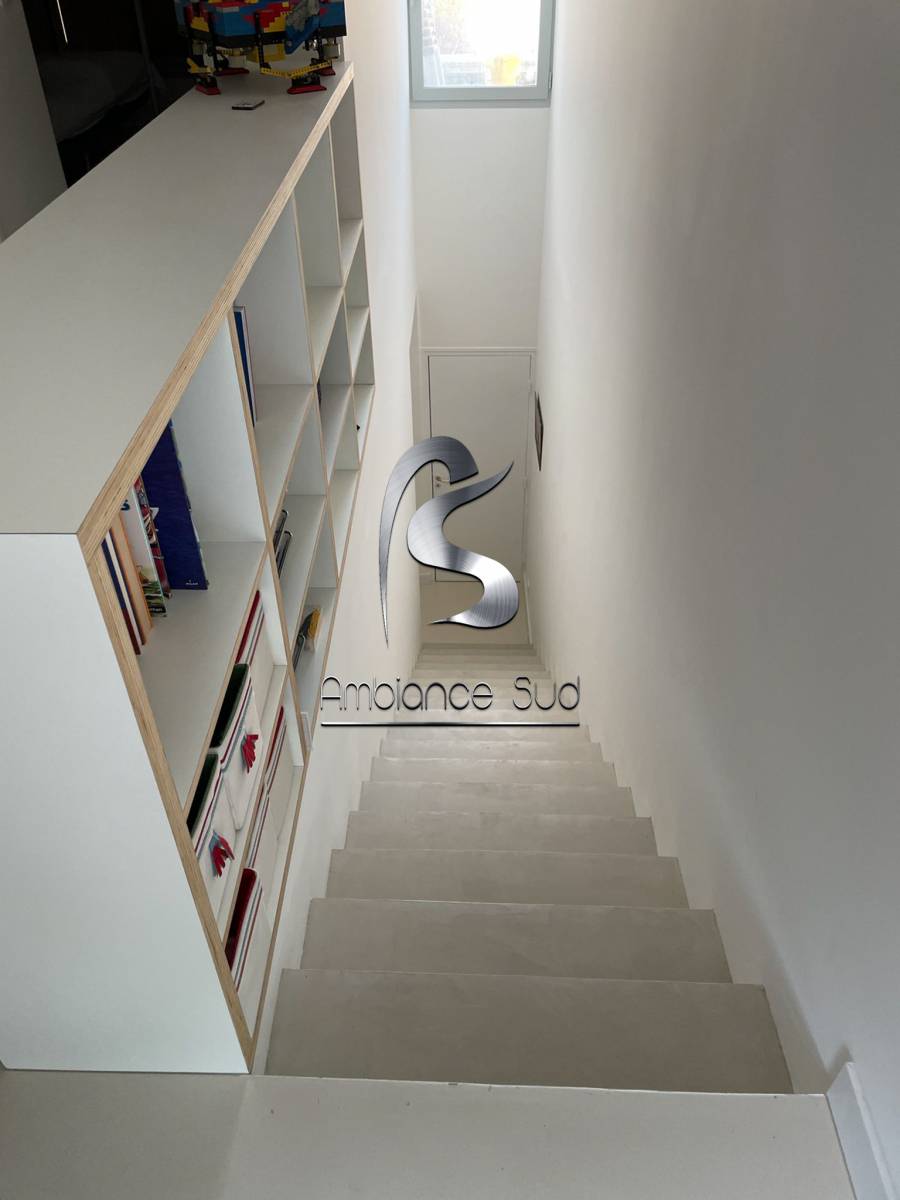 Revêtement en béton ciré beige gris pour un escalier