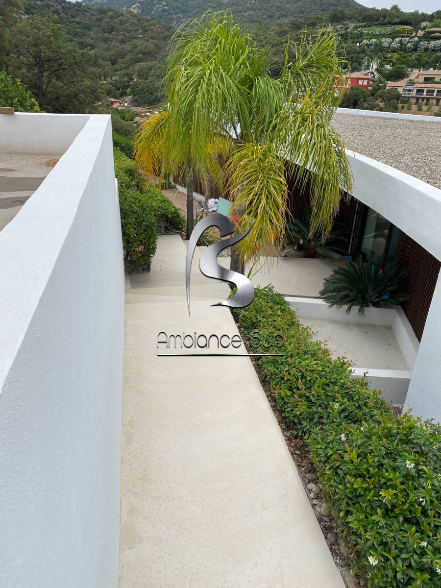 Escalier extérieur en béton ciré taloché dans un jardin à Grimaud