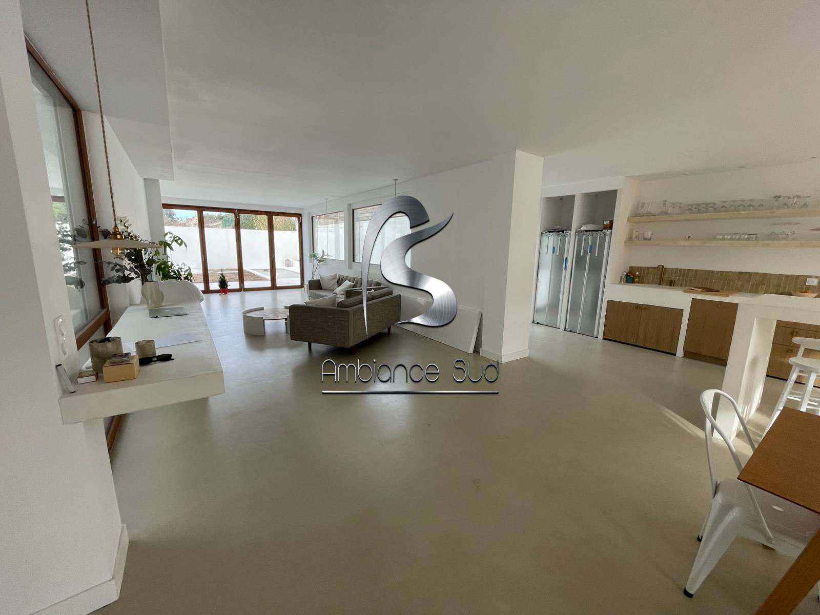 Réalisation d'un sol en béton ciré dans une maison en construction