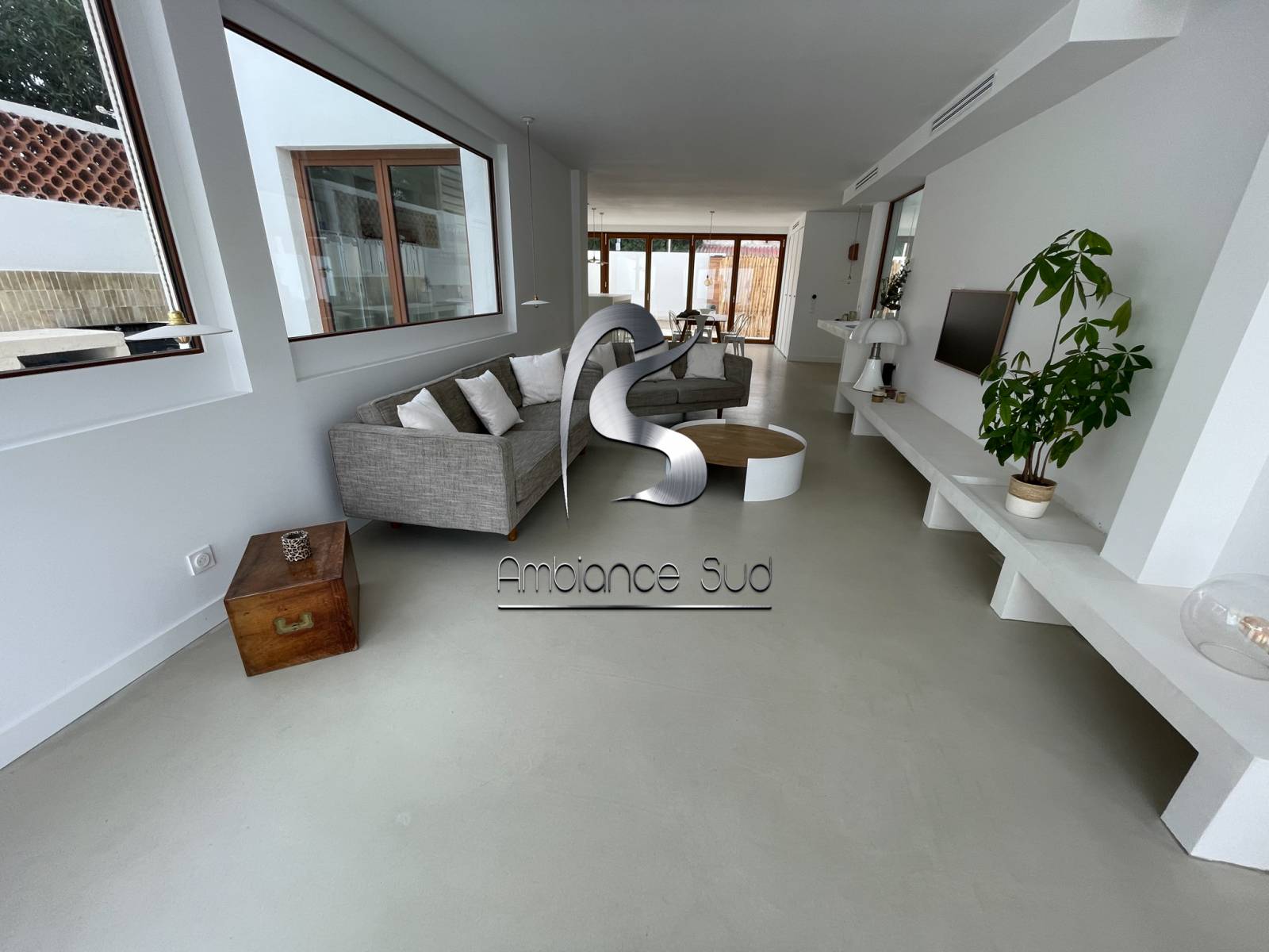 Application d'un béton ciré sur le sol d'une maison en construction