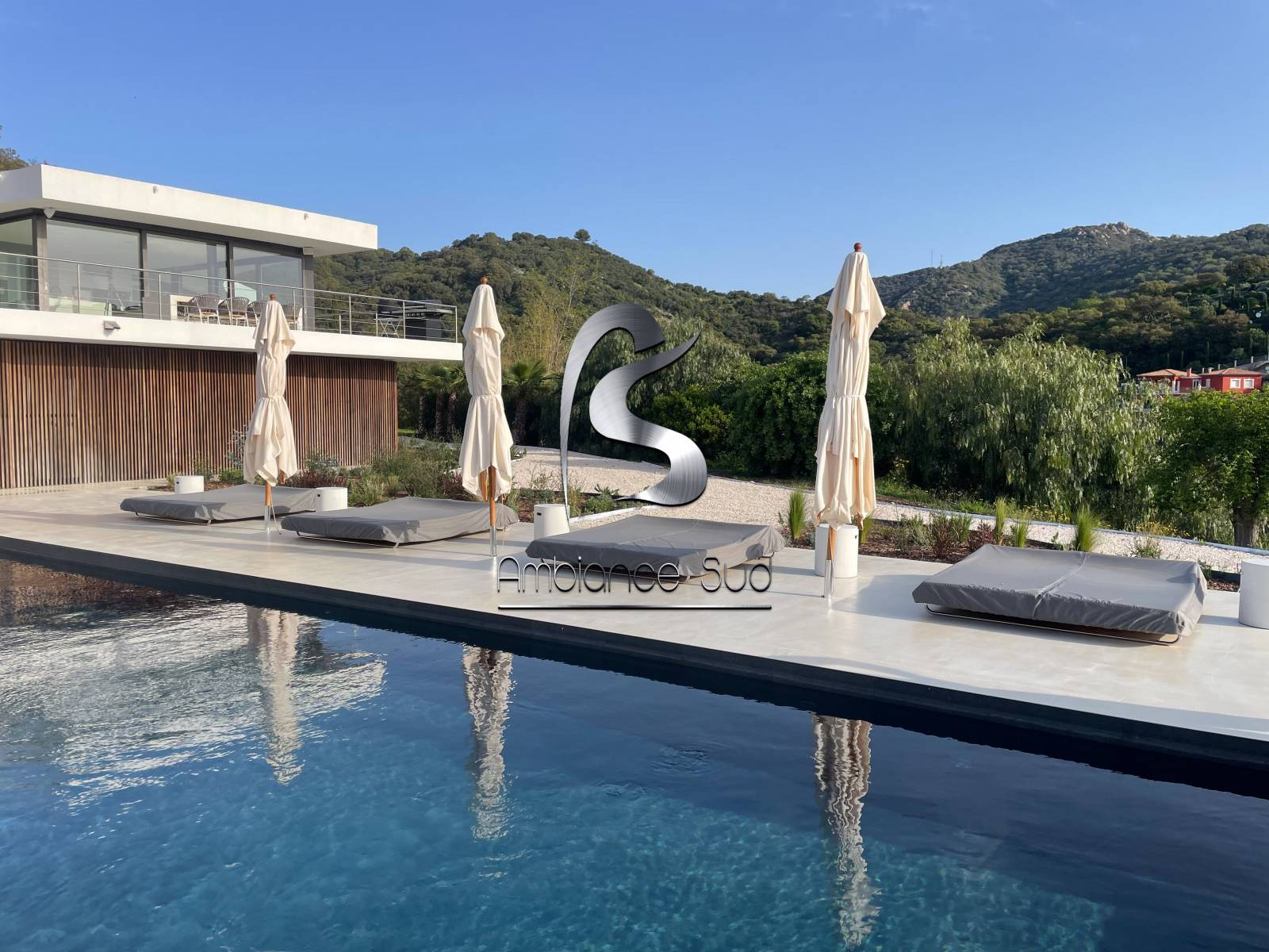 Réalisation de plages de piscine en béton ciré à Saint Tropez dans le Var