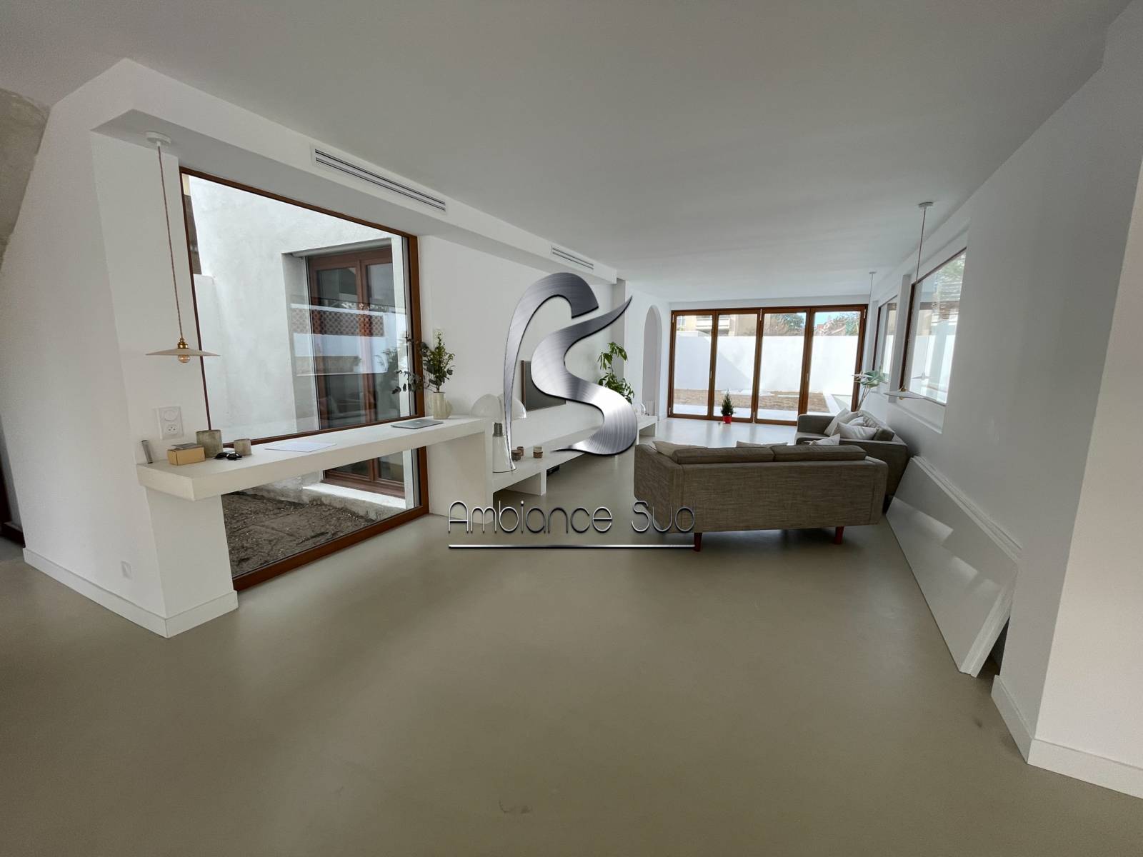 Pose d'un béton ciré sur le sol d'une maison à Marseille 