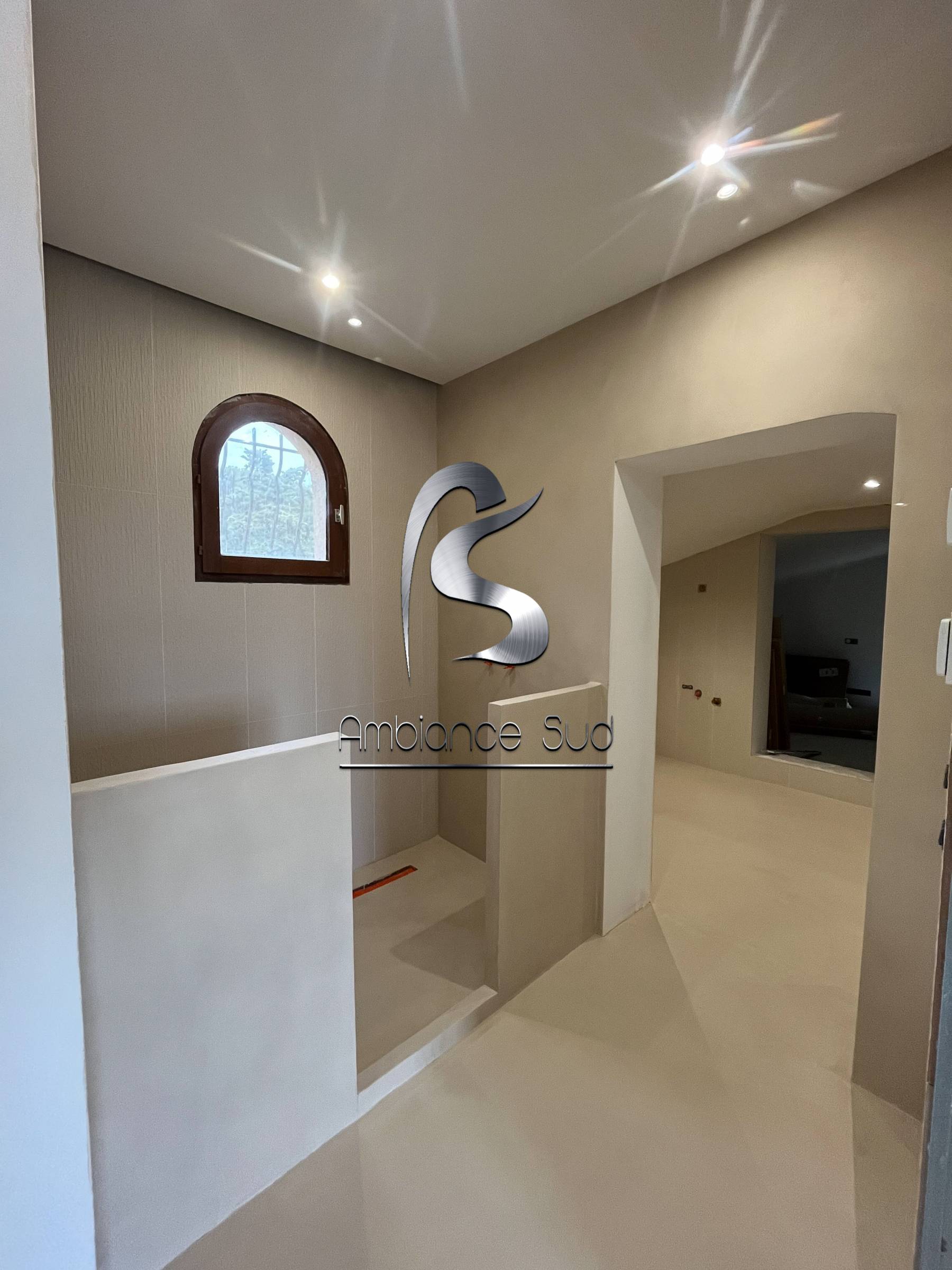 Salle de bain minimaliste en béton ciré beige à Toulon près de Bandol