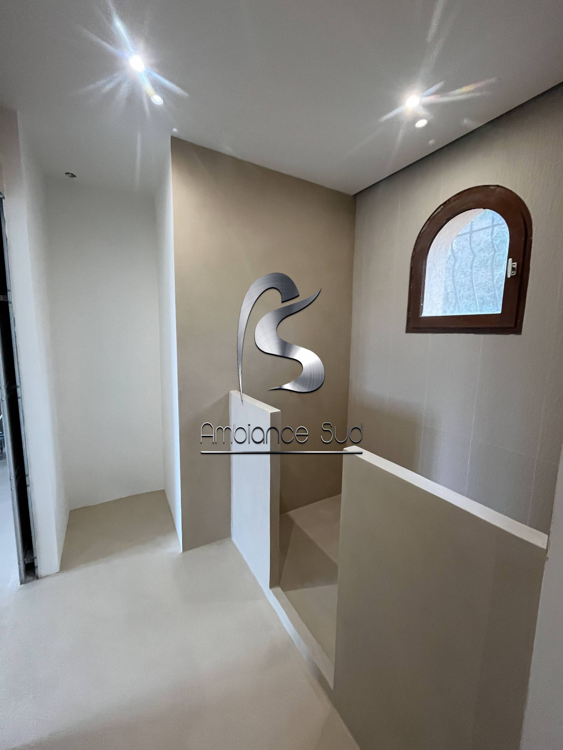 Salle de bain avec douche à l'italienne en béton ciré taloché beige à Toulon près de Hyères