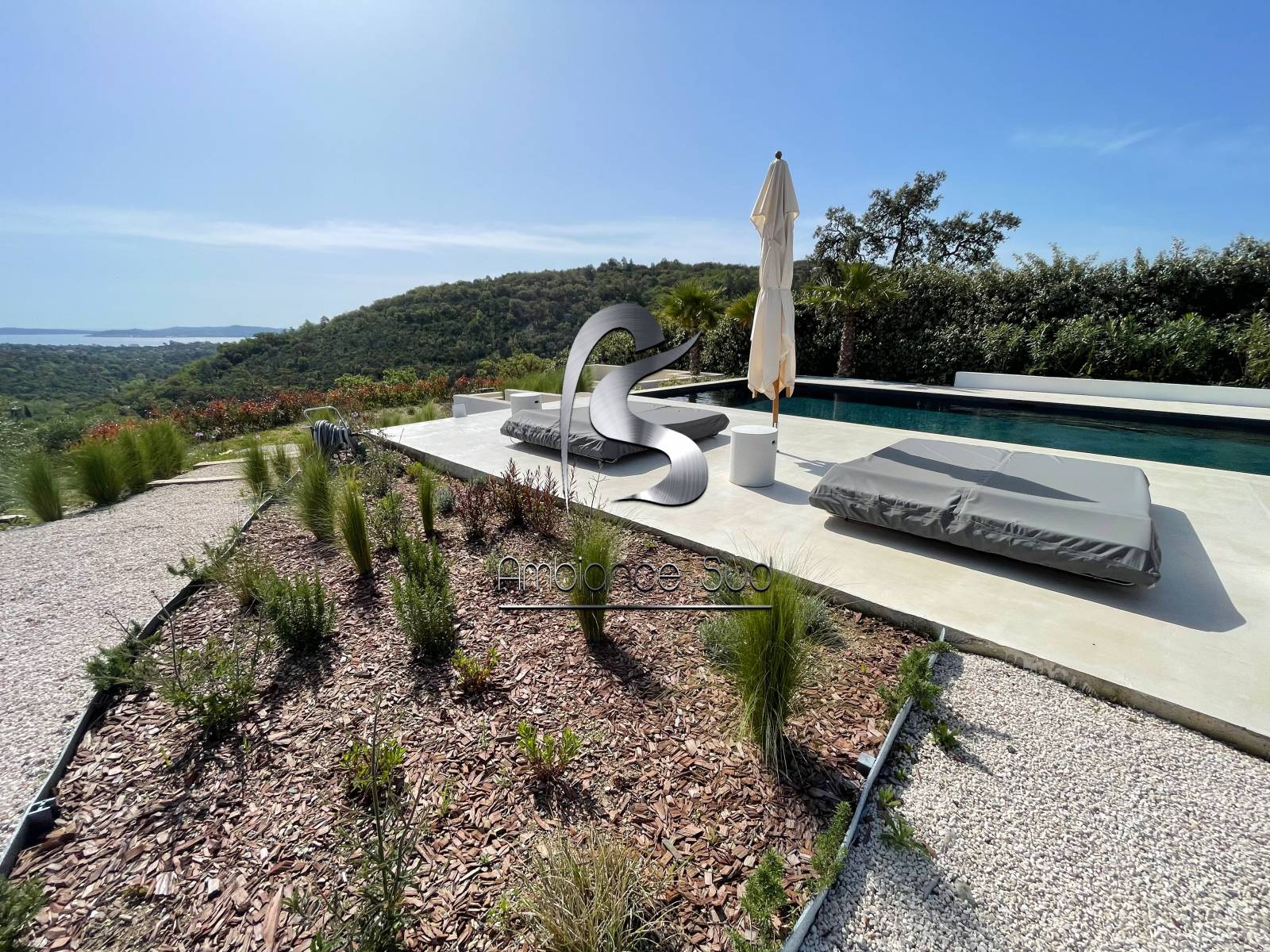 Aménagement extérieur avec pisicne en béton ciré taloché