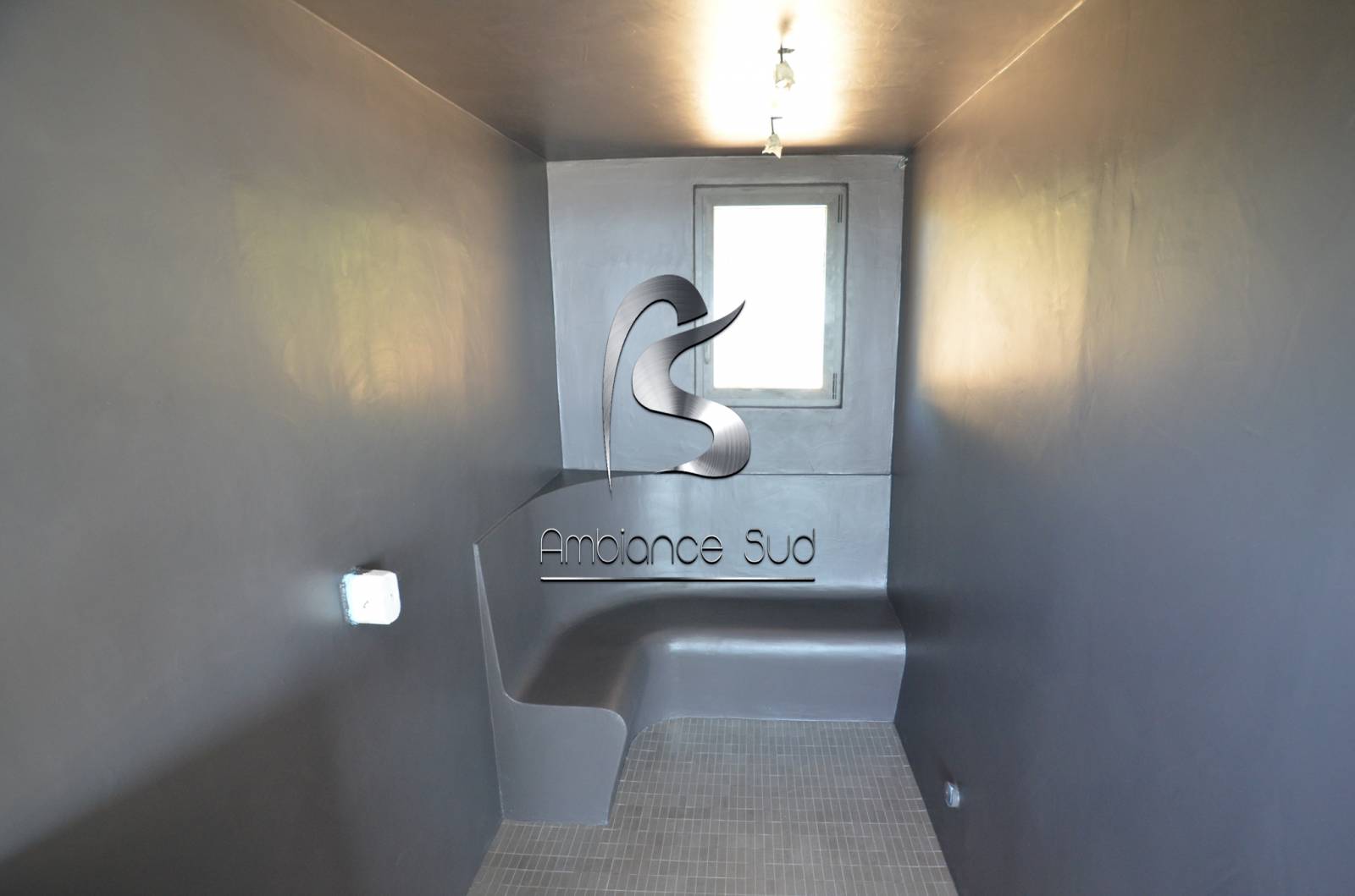 Réalisation d’un hammam en béton ciré taloché gris à Cassis dans le 13