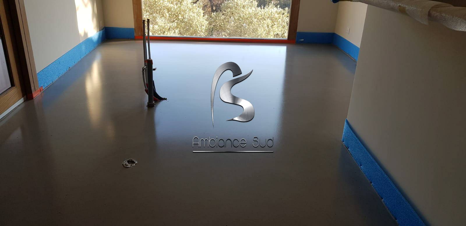 Pose d’un béton ciré industriel à Mérindol à côté d’Aix en Provence