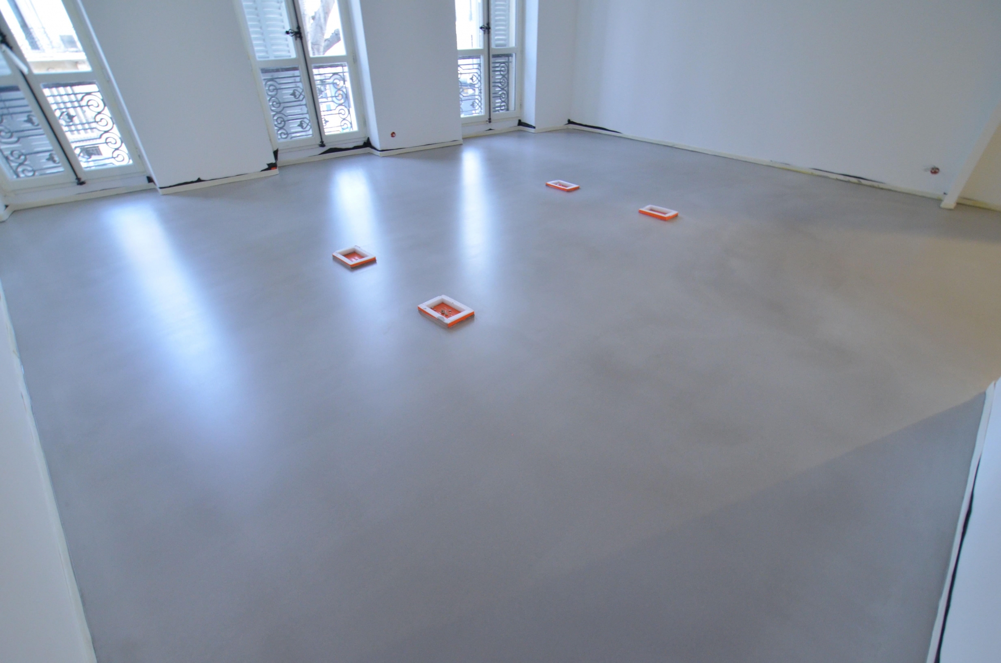 Sol en béton ciré coulé dans un openspace coworking Cannes