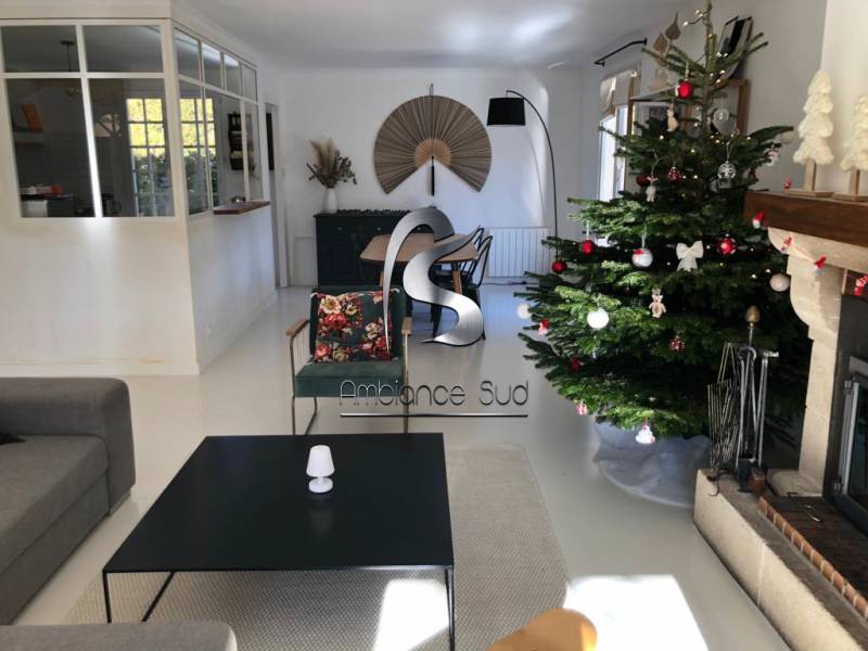 Rénover le sol d’une maison grâce au béton ciré coulé : un choix de revêtement tendance pour lequel a opté notre client à Puyricard à côté d’Aix-en-Provence