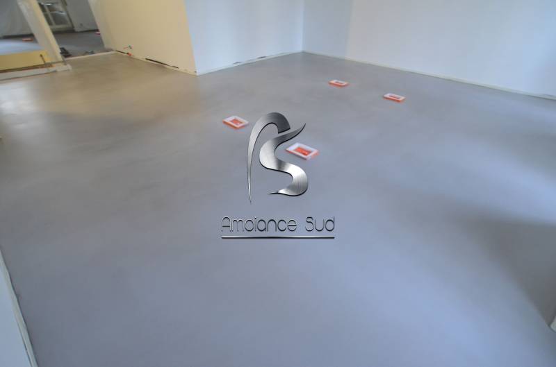 SOL EN BÉTON CIRE COULE DÉCORATIF À MARSEILLE 13