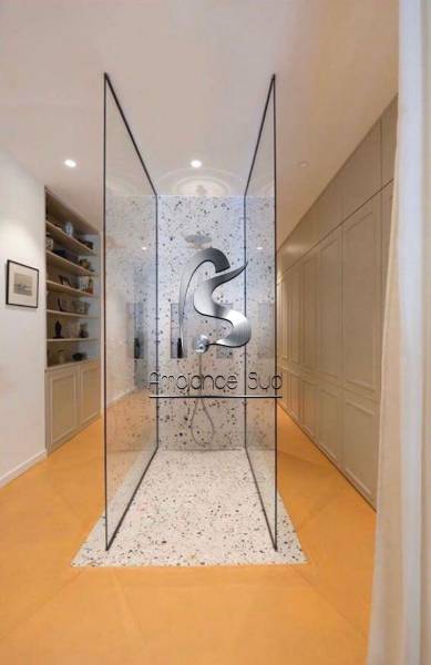 Beton ciré jaune doré pour salle d'eau près de Toulon au Lavandou