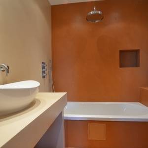 Béton ciré taloché beige et orange dans une salle d’eau à Hyères Var 83