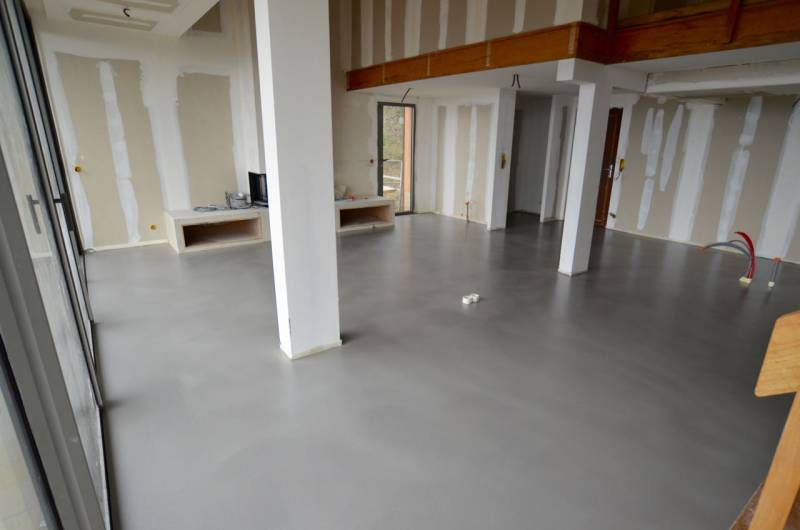 SOL DECORATIF EN BETON CIRE COULE ROUSSILLON