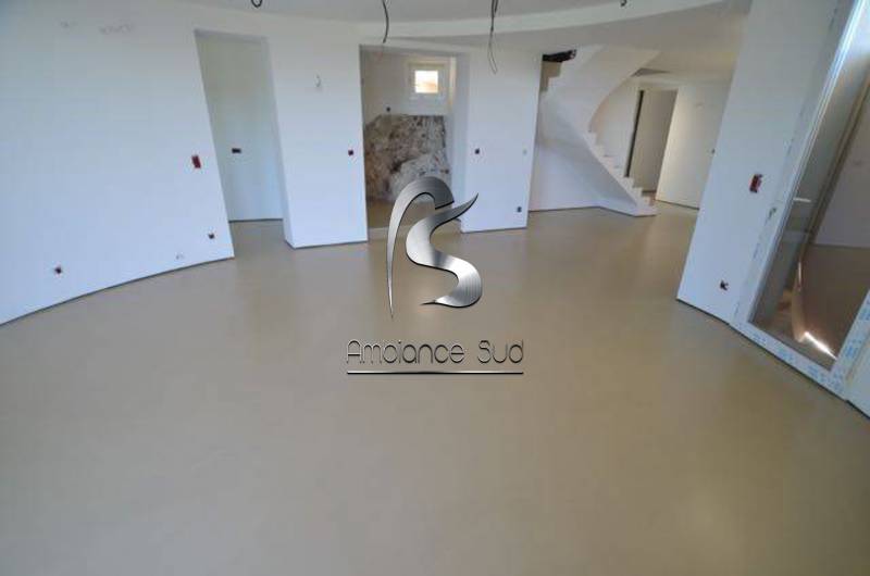 SOL en béton ciré coulé industriel teinté à CABRIS près de Cannes