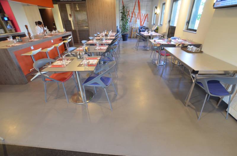 Devis de pose de béton ciré en milieu professionnel pour commerces et boutiques à Toulon 83