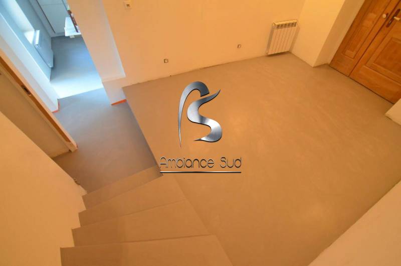 SOL EN BETON CIRE TALOCHE A PUY SAINTE RÉPARADE A COTE D'AIX EN PROVENCE