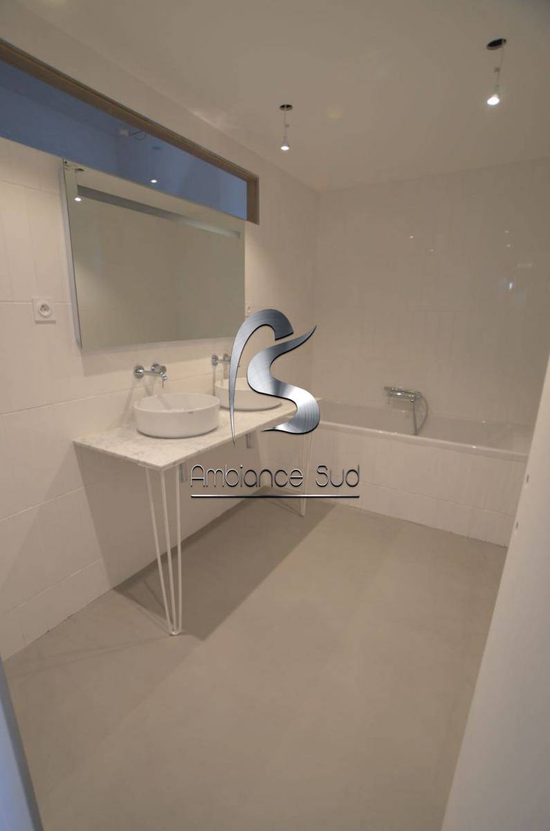 SOL EN BETON CIRE COULE DECORATIF