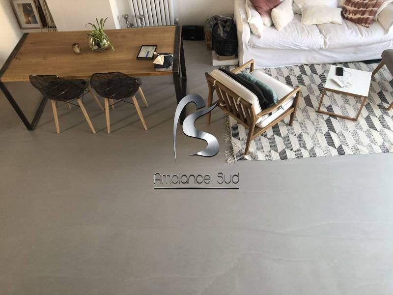 Décoration intérieure tendance avec un béton ciré sur carrelage à Saint-Cyr-sur-Mer