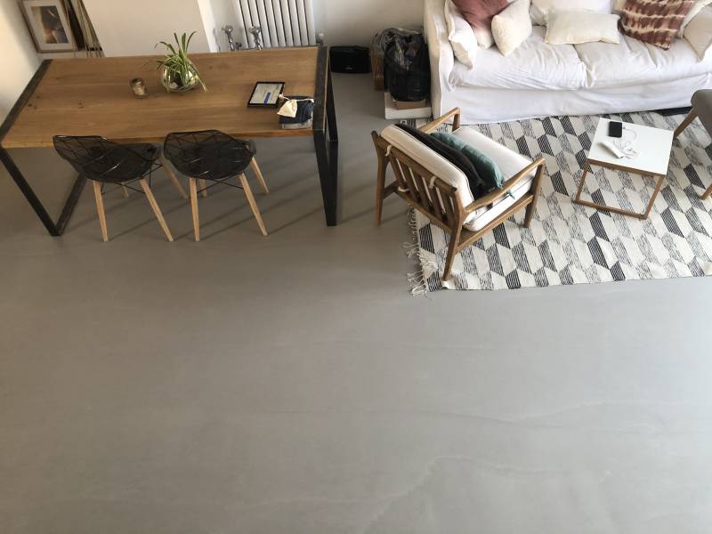 Prestation de pose de béton ciré taloché décoratif à Saint Tropez dans le Var