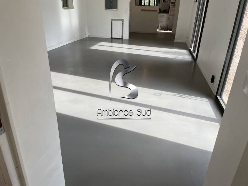 Application sur sol en béton ciré de qualité et tendance à Sainte Maxime Var 83