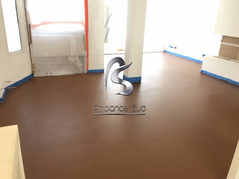 SOL EN BÉTON CIRÉ COULE AVEC UNE CHAPE MINCE FIBRE TEINTE A BOUC BEL AIR 13