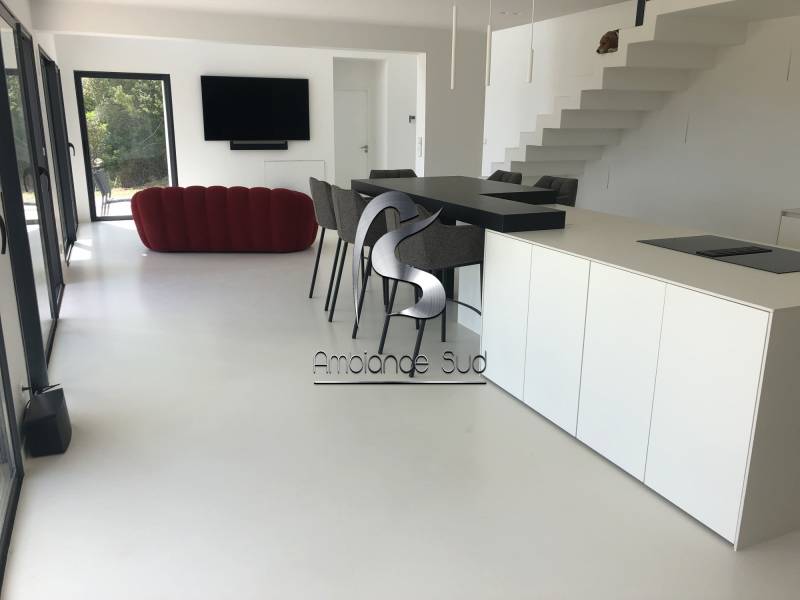 SOL EN BETON CIRE COULE DECORATIF A LA LONDE DES MAURES 83