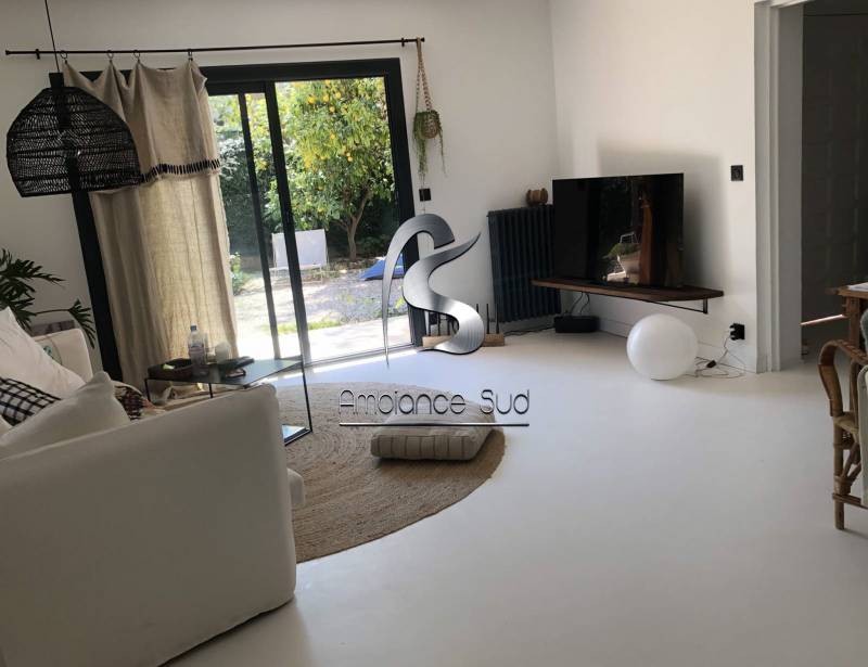 Béton ciré blanc sur sol carrelé cuisine et salon à Bandol Var 83