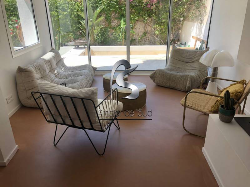 Béton ciré ocre sur carrelage pour salon à Nans les Pins dans le Var 83