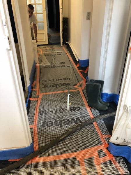 Comment préparer un support en mauvais état pour un béton ciré à Roquebrune-sur-Argens près de Saint-Tropez dans le Var ?