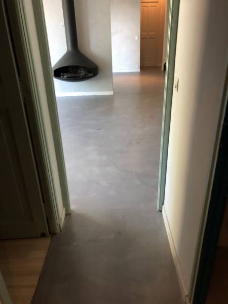 Application de béton ciré taloché sur mesure pour le salon au Pradet dans le département 83