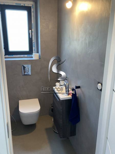 Application béton ciré taloché sur murs à Roquebrune sur Argens Var 83