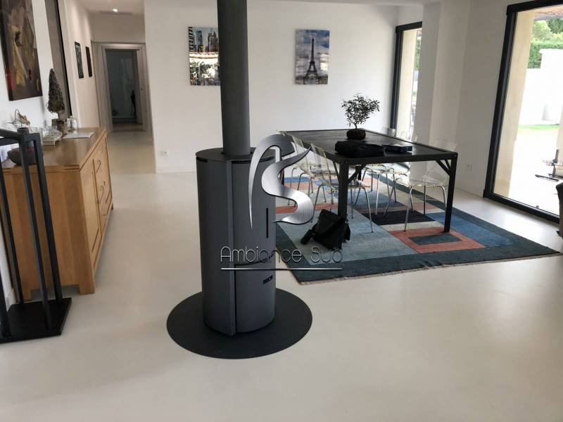 AMBIANCE SUD BETON CIRE COULE MAUSSANNE A COTE DE SALON