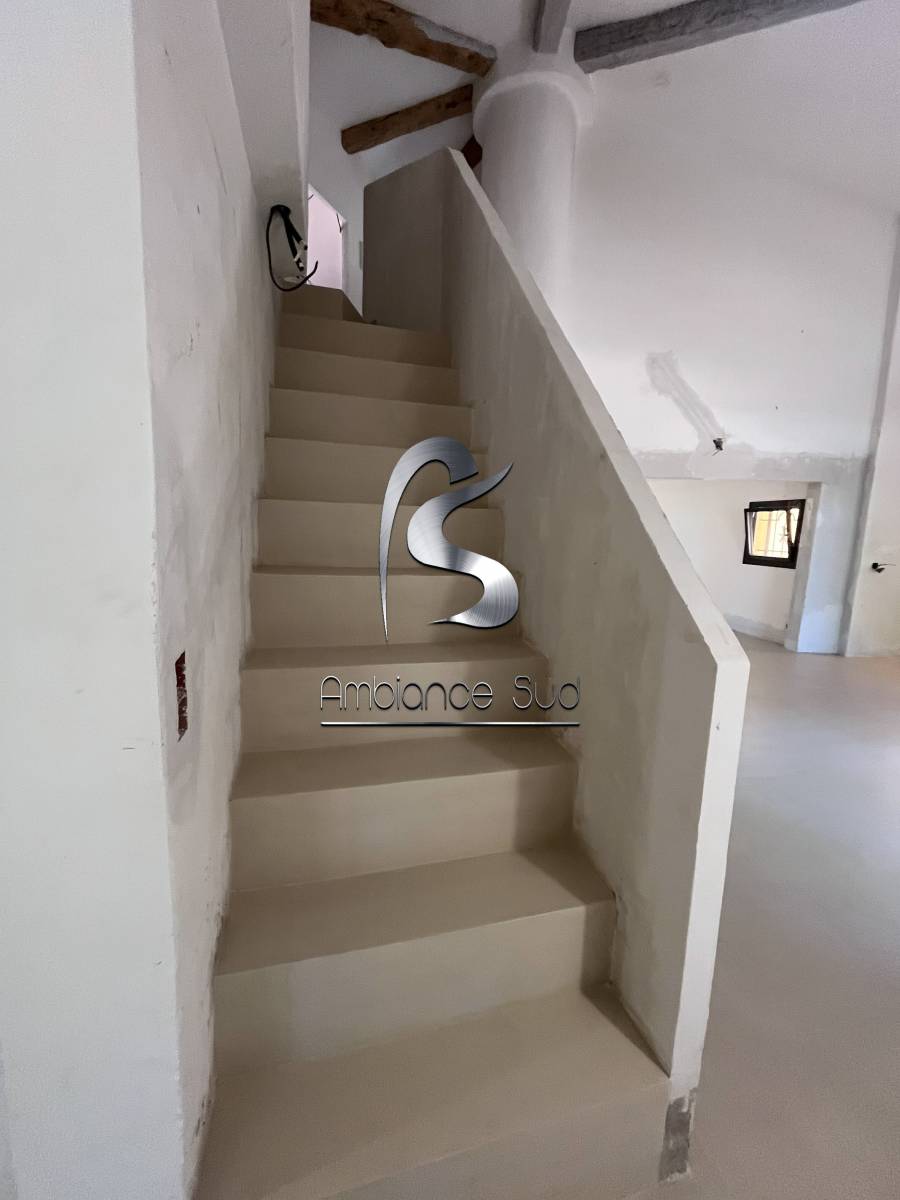 Comment obtenir un escalier moderne et tendance grâce au béton ciré taloché à Rognes à côté d’Aix-en-Provence