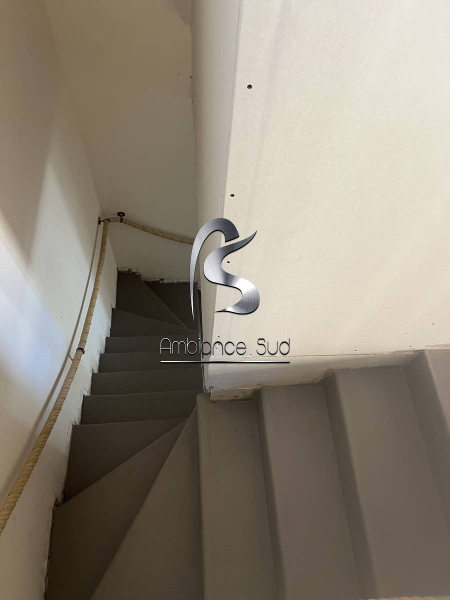 Comment sublimer un escalier grâce à notre béton ciré taloché à base de céramique à Juan-les-Pins près d'Antibes ?