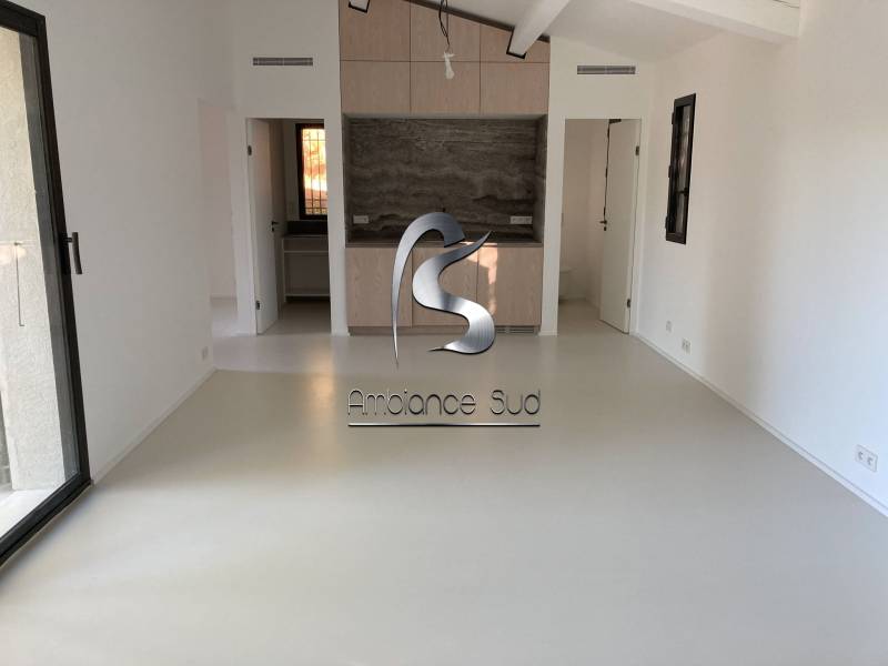 Réalisation du revêtement de sol d’un appartement en béton ciré coulé aux Baux de Provence dans le 13