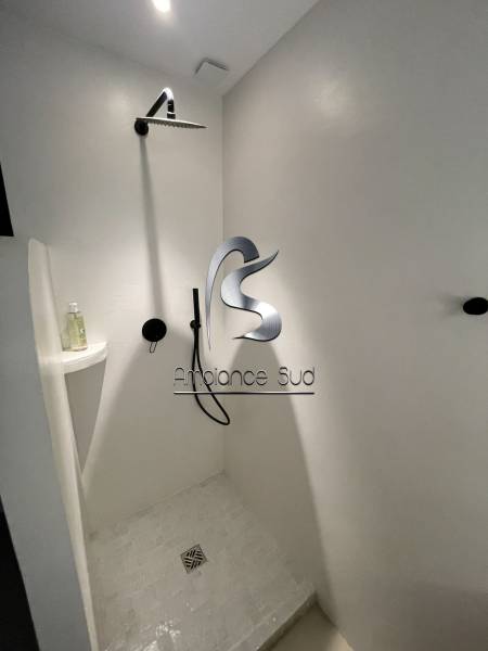 Réalisation d’une salle de bain avec douche en béton ciré blanc à la Ciotat 13