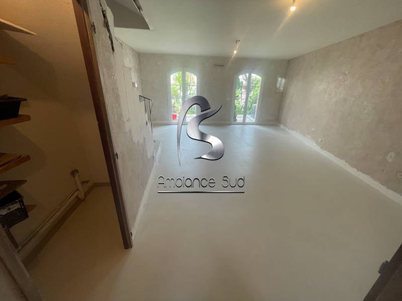 Rénovation d’un sol en carrelage avec du béton ciré à Aigues Mortes dans le 30