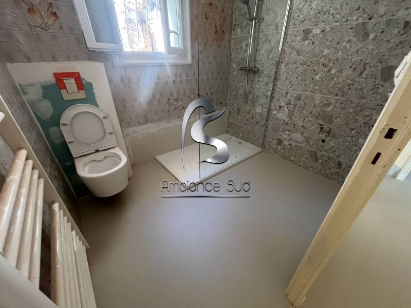 Modernisaton du sol d’une maison en résine minérale à base de céramique effet béton ciré coulé à Solliès-Toucas près de Cuers dans le Var