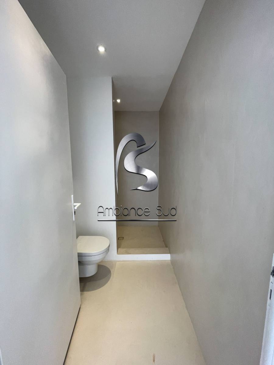 Recouvrir un carrelage de salle de bain avec du béton ciré à La Seyne sur mer