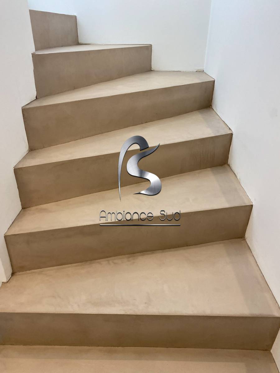 Prix pour recouvrir un escalier intérieur avec du béton ciré aux Issambres en région PACA