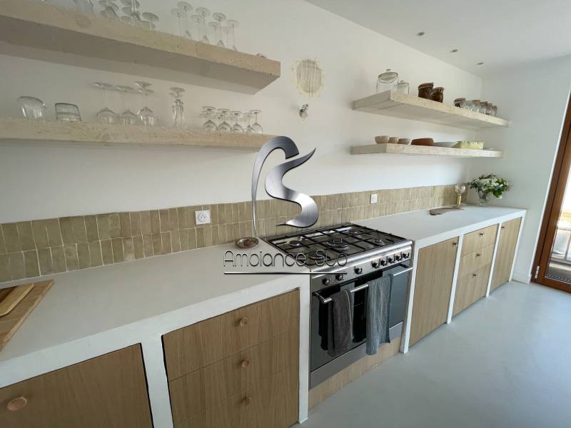 Réalisation d’un plan de travail et d’un îlot de cuisine en béton ciré à Marseille 13