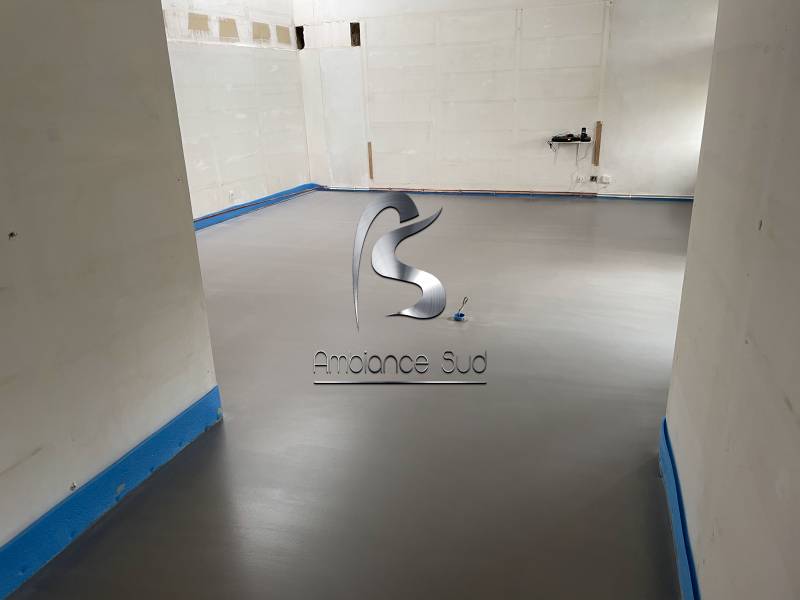 Rénovation d’un sol en carrelage avec un béton ciré coulé à Villeneuve les Avignon dans le 84