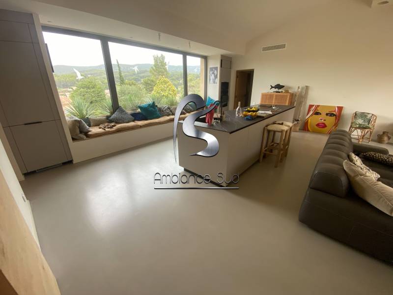 Réalisation d’un sol effet béton ciré coulé dans une maison neuve à Sanary proche de Toulon 83