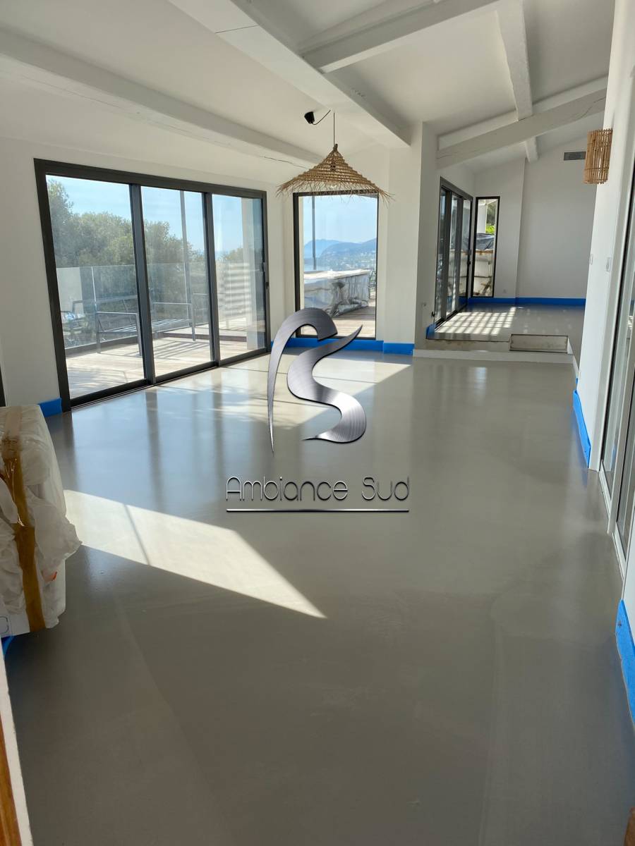 Pose d’un revêtement en béton ciré décoratif dans une maison à Carqueiranne dans le Var (83)