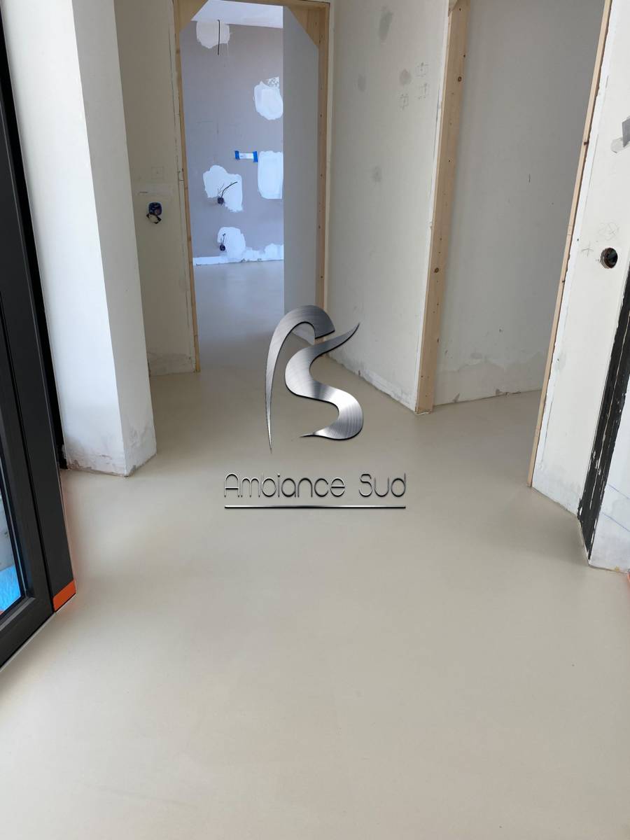 Rénovation du sol d’une maison avec un béton ciré coulé beige à Grimaud, proche de Saint-Tropez (83)